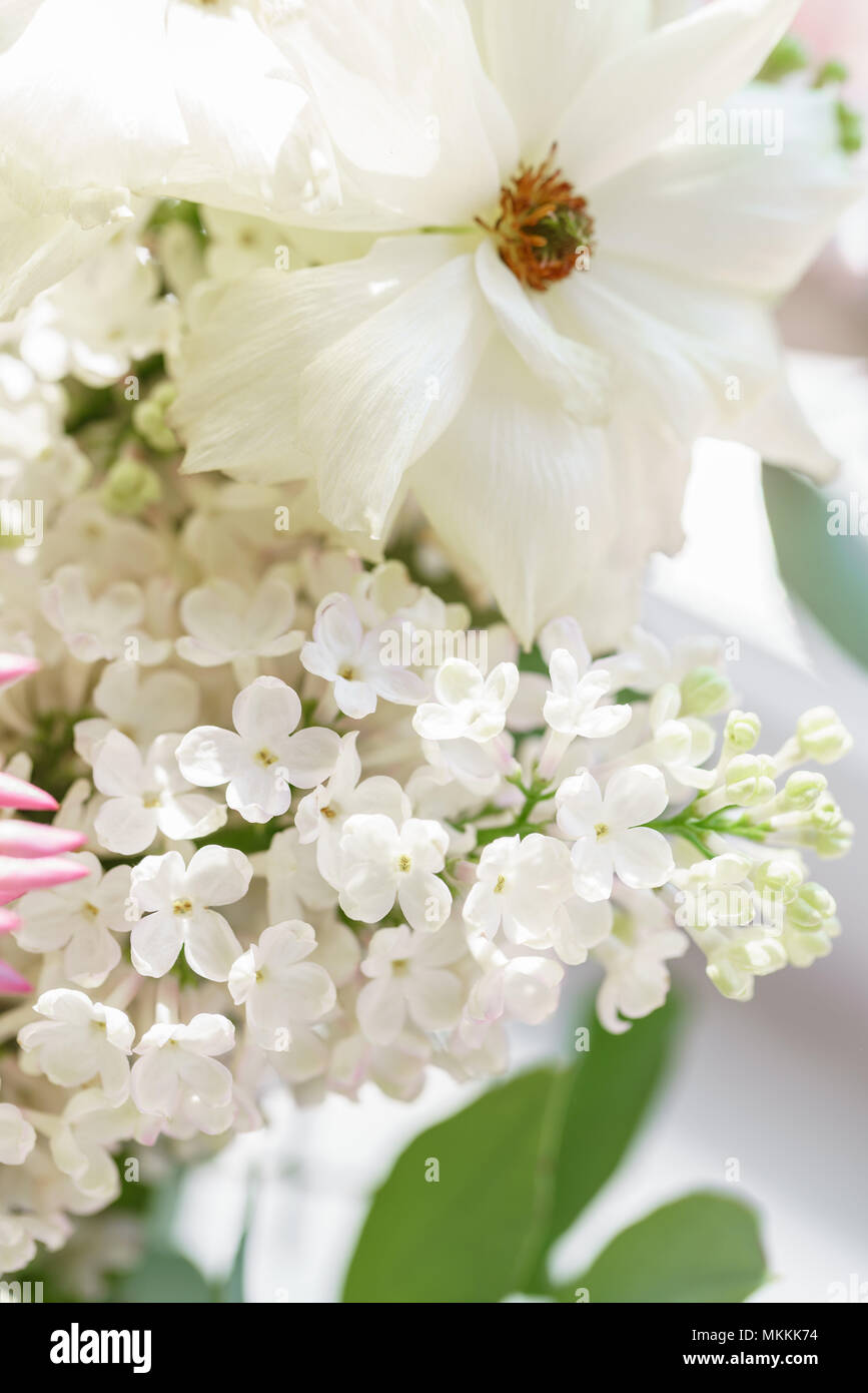 Mariage bouquet de lilas blanc, roses, pivoine et buttercup. Beaucoup de  verdure, asymétrique moderne échevelé suite nuptiale bunch. Fleurs de  Printemps Photo Stock - Alamy