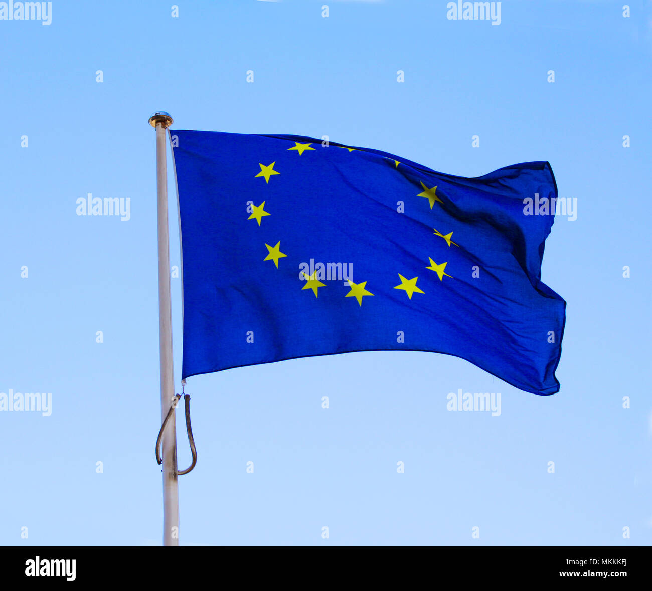 L'Union européenne drapeau de l'UE sur un poteau dans le vent avec un ciel bleu sur une journée ensoleillée comme arrière-plan Banque D'Images