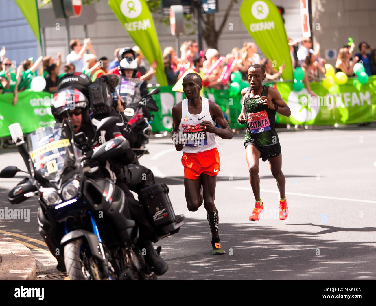 Eliud Kipchoge (Kenya) et Tola , Kitata Shura (Ethiopie), en compétition dans le Marathon de Londres 2018. Ils ont terminé 1er et 2e respectivement. Banque D'Images