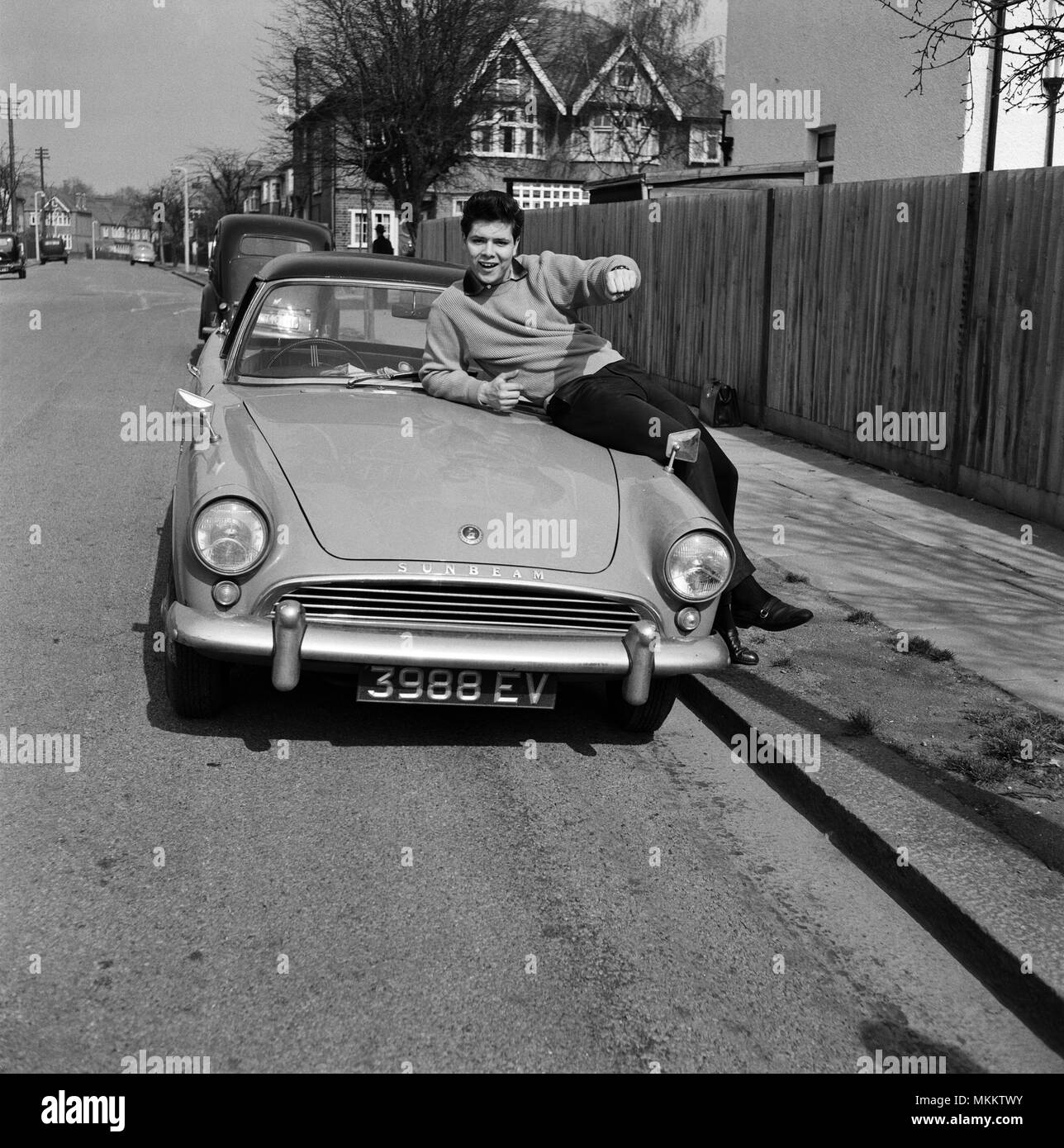 Cliff Richard assis sur une voiture. Il a juste acheté une nouvelle maison à Winchmore Hill, au nord de Londres. Sa famille se déplace là bientôt de leur conseil actuel house en Cheshunt, Herts. Mars 1960. Banque D'Images