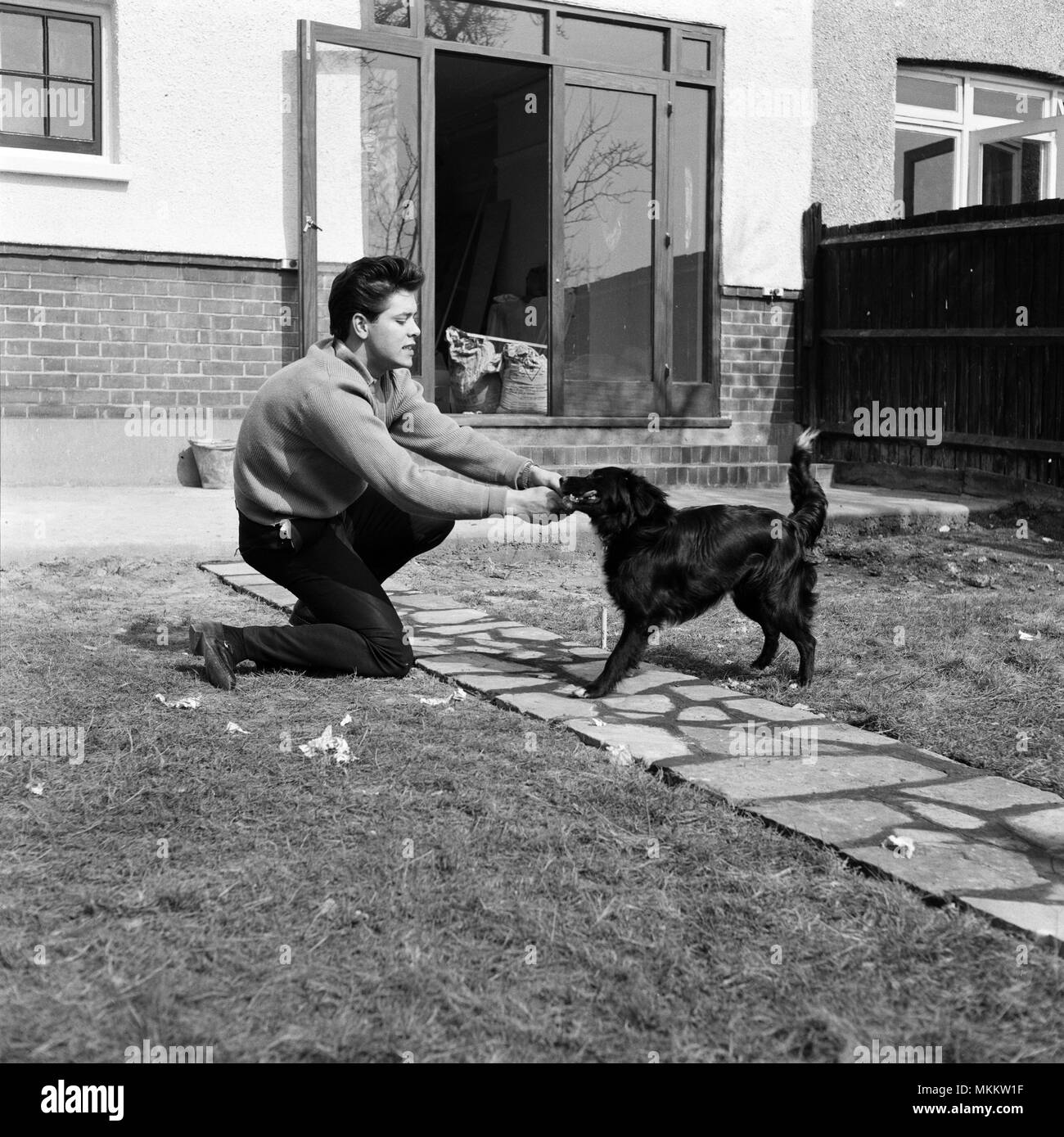 Cliff Richard photo de sa nouvelle maison à Winchmore Hill, au nord de Londres. Sa famille se déplace là bientôt de leur conseil actuel house en Cheshunt, Herts. Mars 1960. Banque D'Images