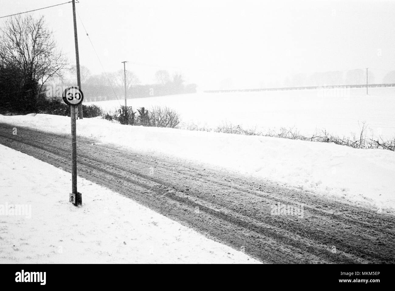 La neige fond Lymington Road, Medstead, Alton, Hampshire, Angleterre, Royaume-Uni. Banque D'Images