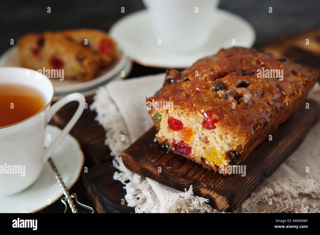 Gâteau aux fruits traditionnel pudding aux fruits secs sur planche de bois copy space Banque D'Images