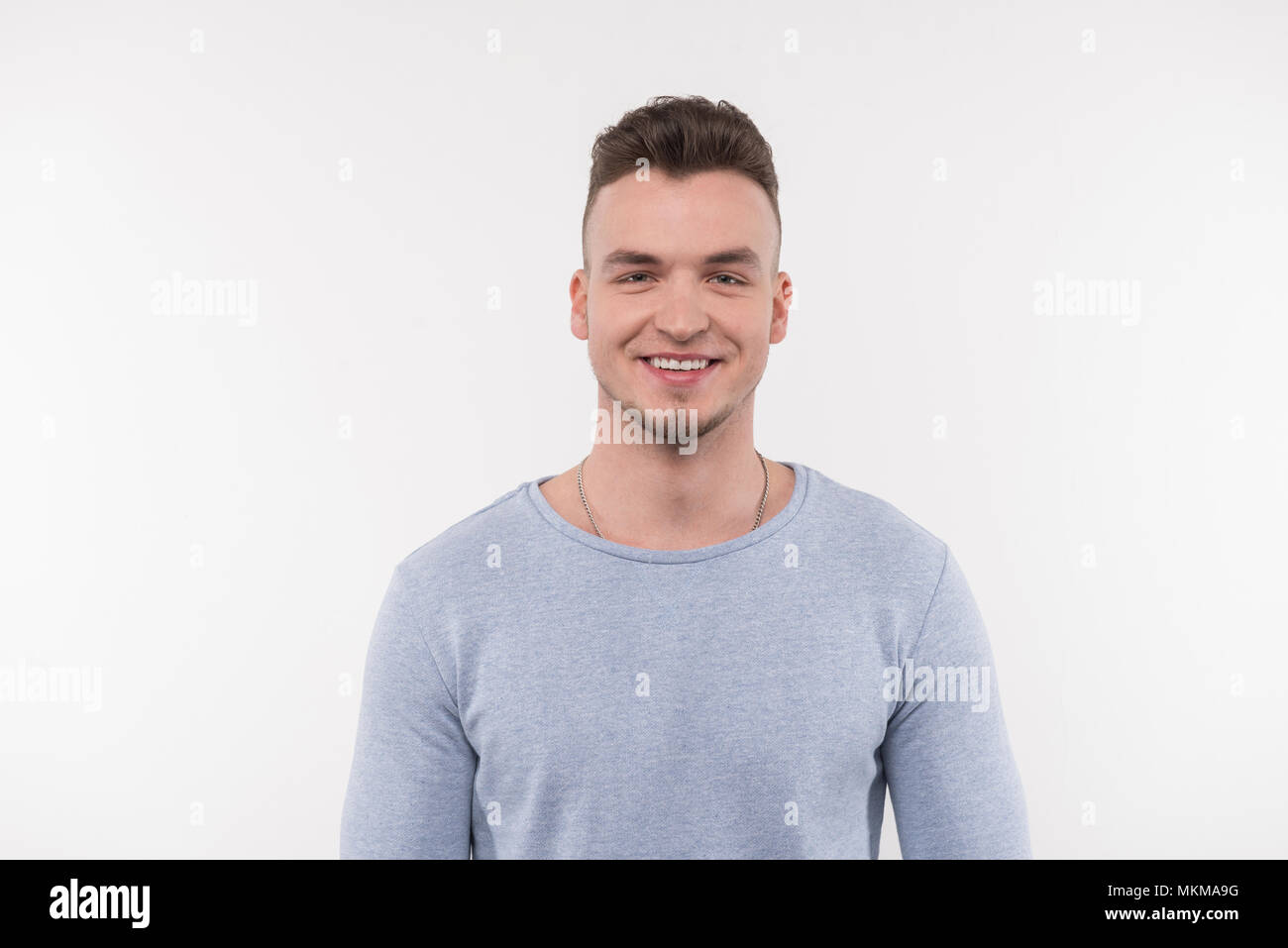 Jeune homme joyeux être de bonne humeur Banque D'Images