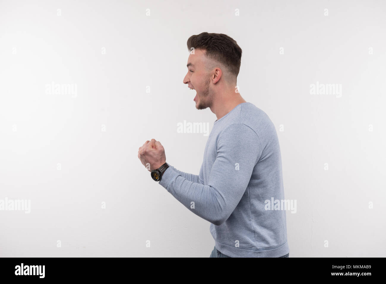 Bel homme émotionnel sentiment accablé Banque D'Images