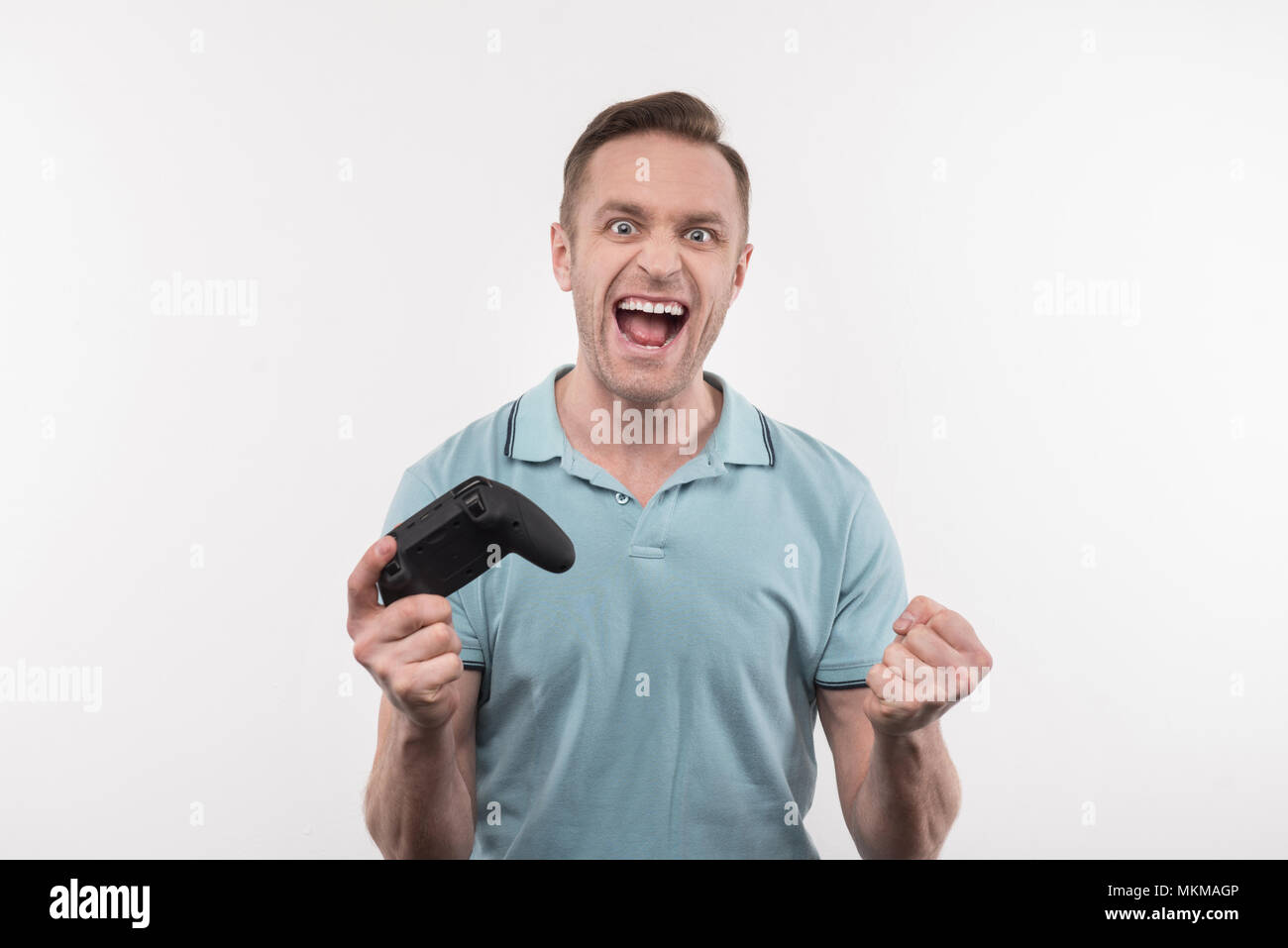 Bel homme joyeux gagner le jeu Banque D'Images