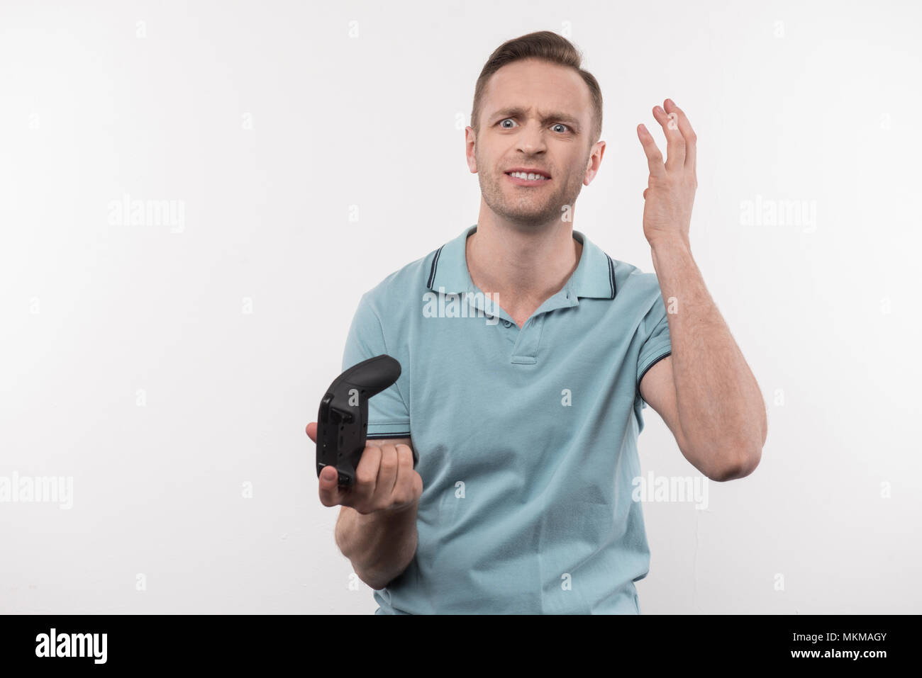 Belle homme bouleversé de perdre le jeu Banque D'Images