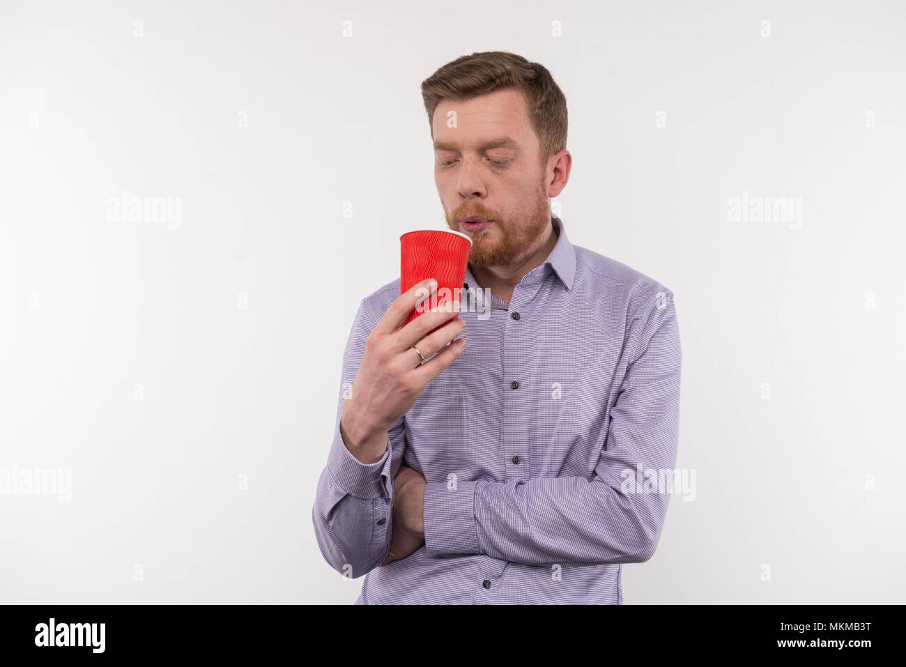 Beau jeune homme qui souffle sur le plateau Banque D'Images