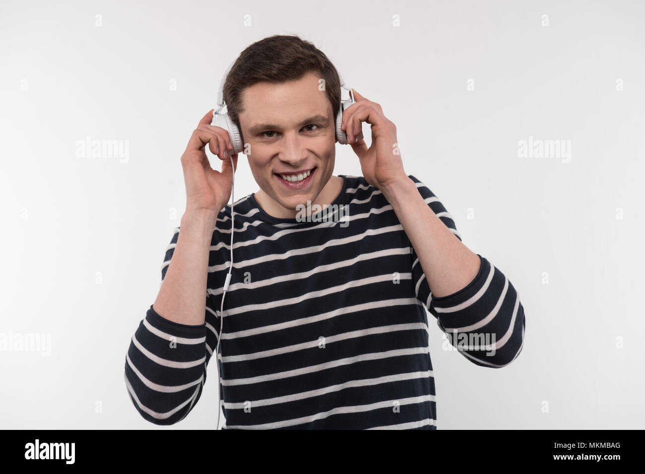 Un homme joyeux de mettre le casque Banque D'Images
