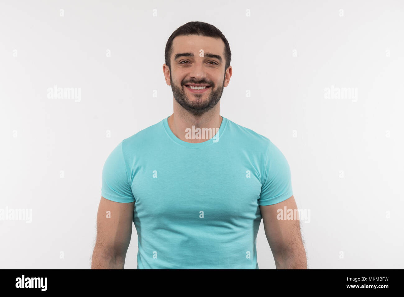 Homme barbu joyeux souriant pour vous Banque D'Images