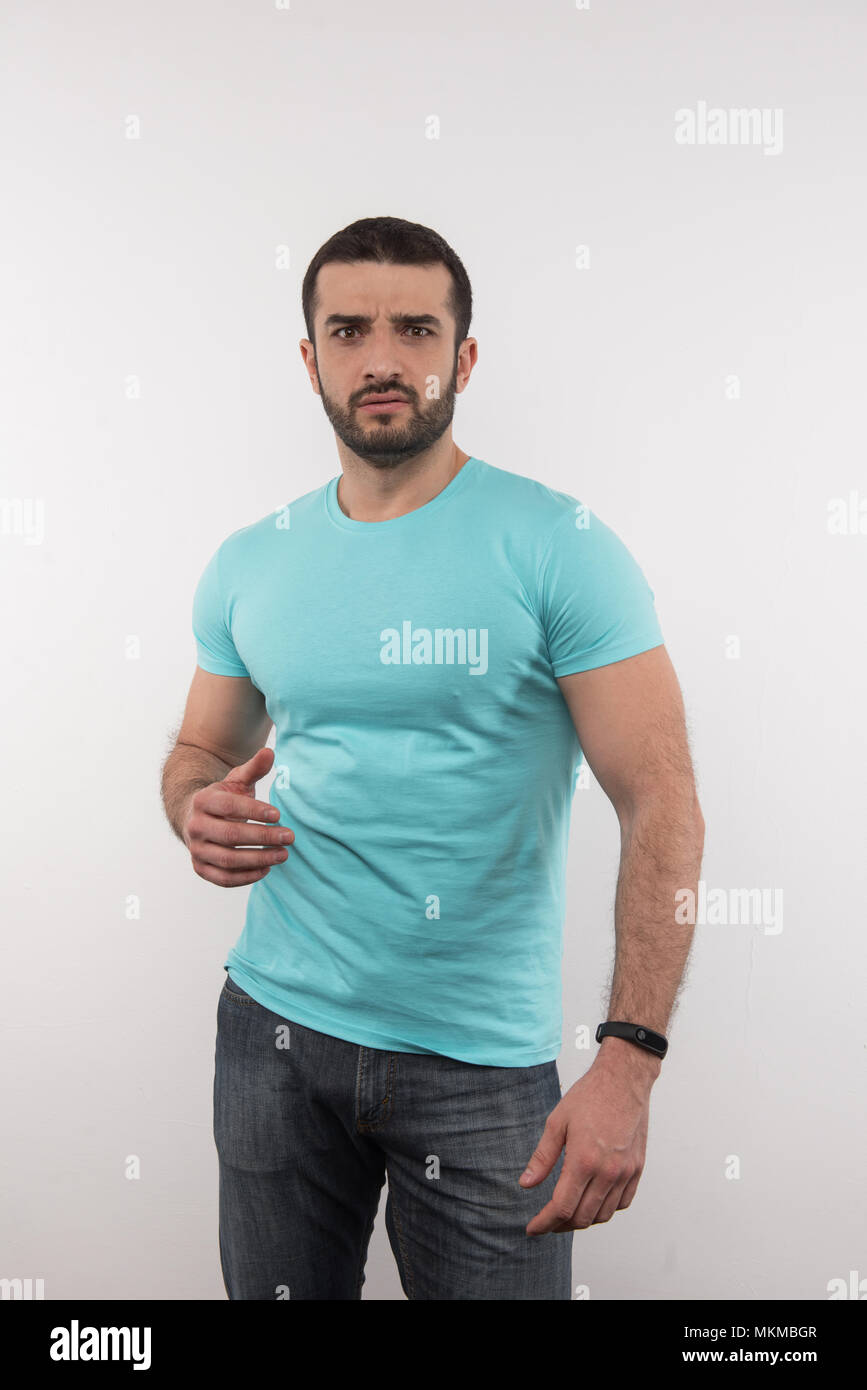 Bel homme agréable en vous regardant Banque D'Images