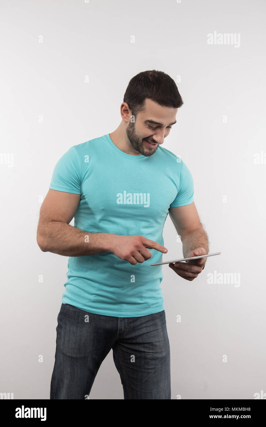 L'homme joyeux à l'aide d'un comprimé Banque D'Images