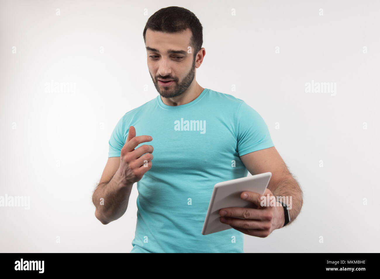 Nice bel homme à la tablette à l'écran Banque D'Images