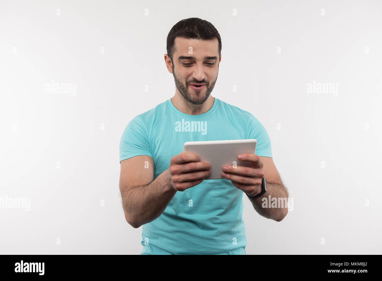 Happy happy man en utilisant la technologie moderne Banque D'Images