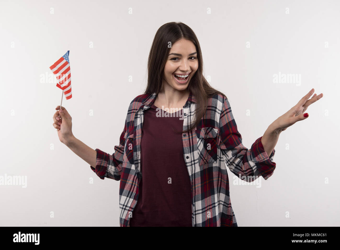 Jeune femme joyeuse tenant le symbole de Banque D'Images