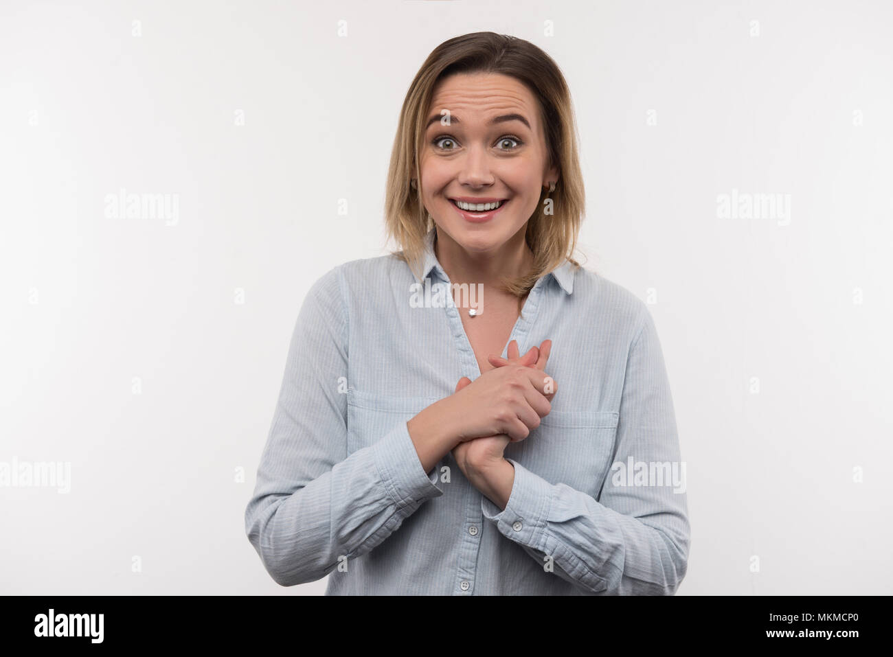 Belle femme joyeuse exprimant sa surprise Banque D'Images