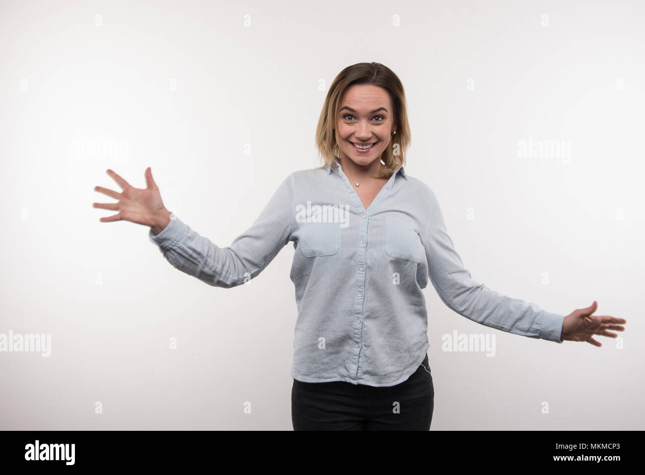 Ravi belle femme gesticulant avec ses mains Banque D'Images