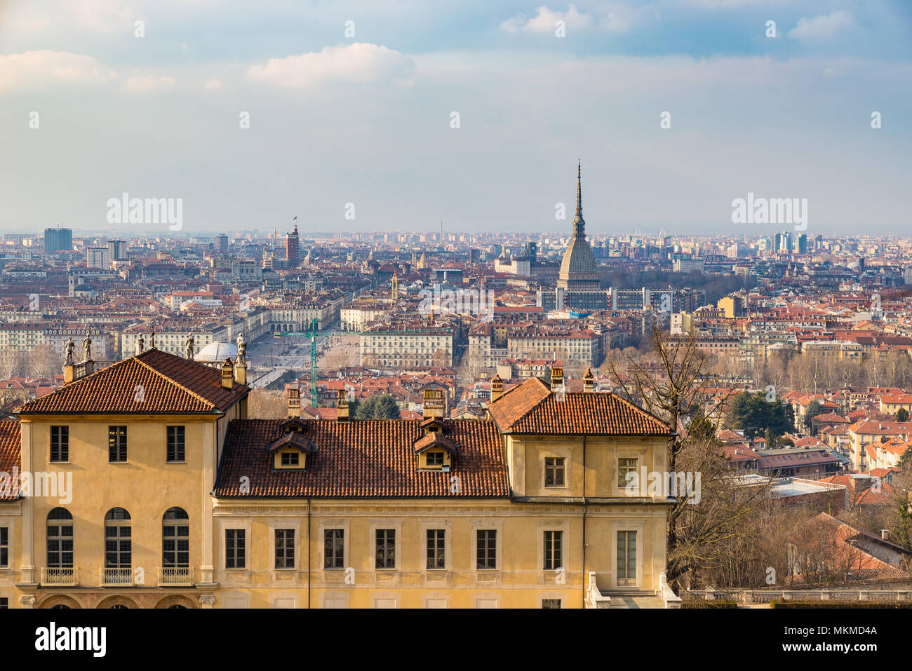 Skyline at Dusk de Turin, Torino, Italie, panorama Vue urbaine avec la Mole Antonelliana sur la ville. Lumière colorée pittoresque et ciel dramatique. Banque D'Images