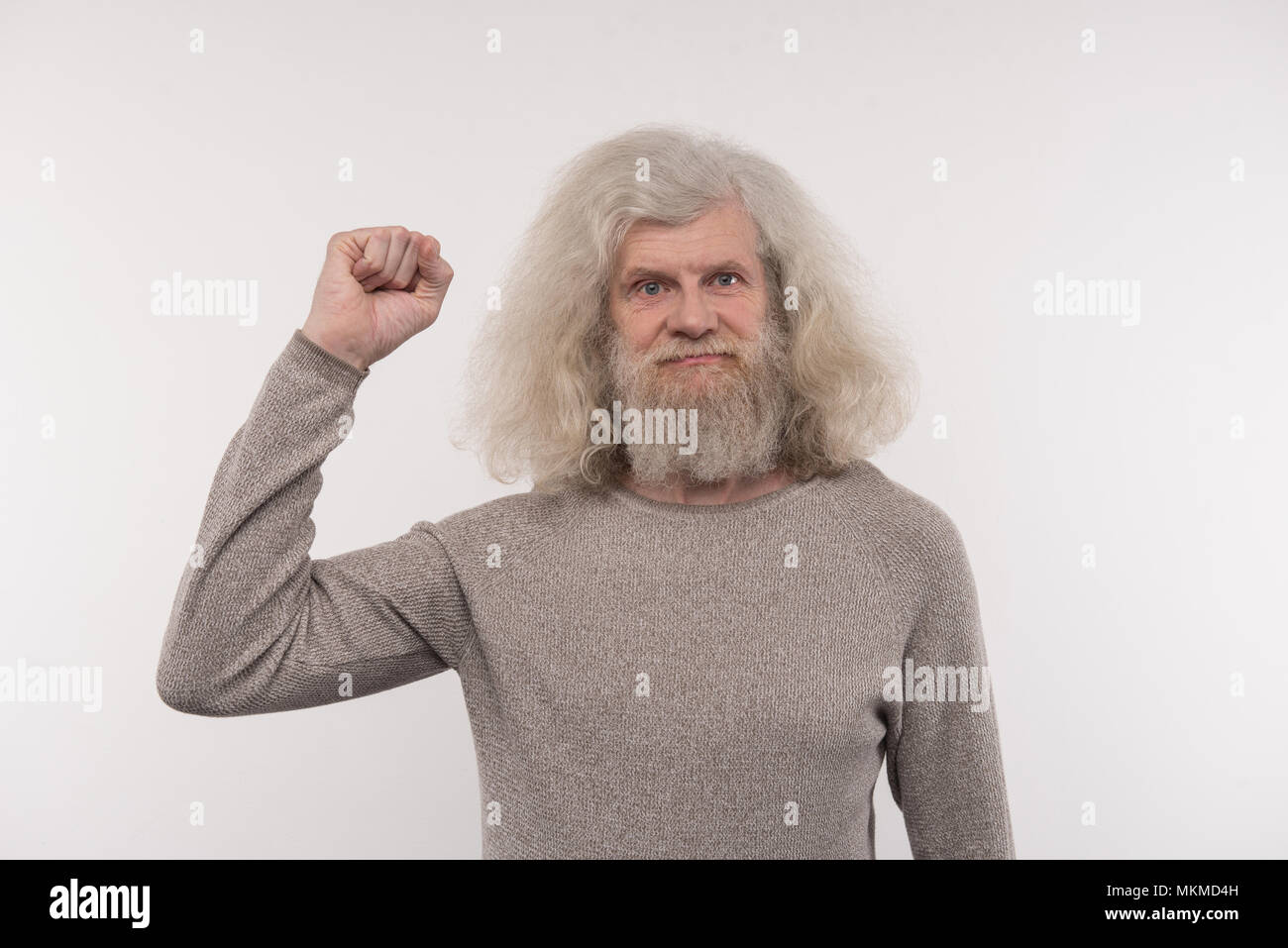 Bel homme âgé tenant sa main vers le haut Banque D'Images