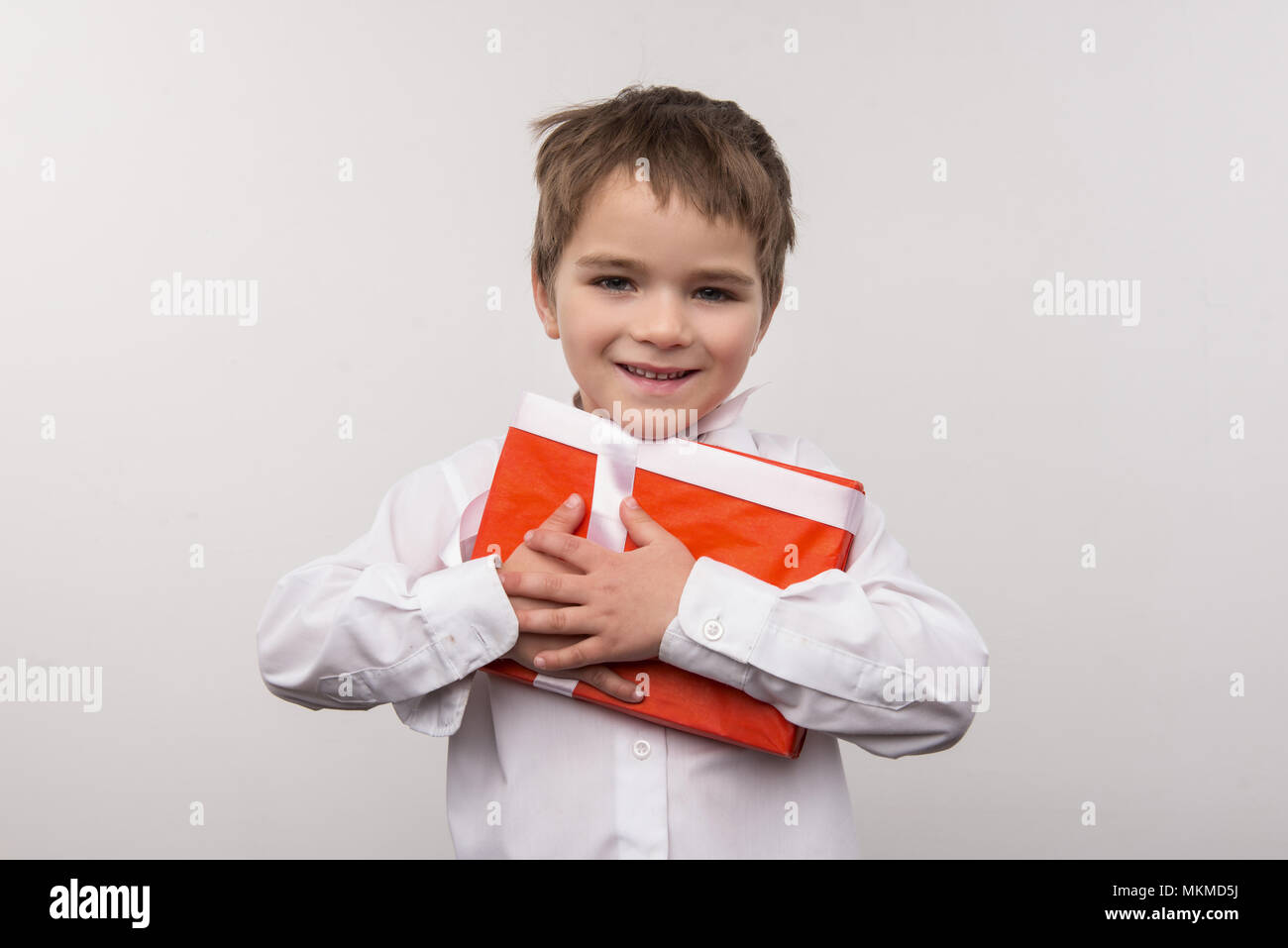 Boy hugging petit mignon un présent Banque D'Images