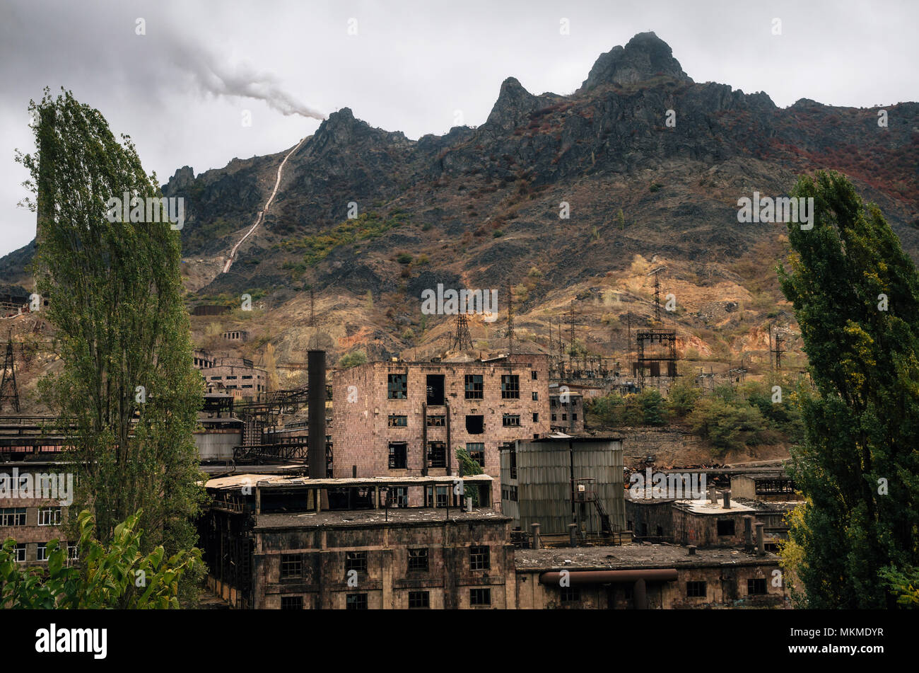 Fonderie de cuivre Alaverdi-chimiques. Raffinerie de cuivre et de molybdène abandonnés avec pipe sur le dessus de la montagne dans l'Arménie Banque D'Images