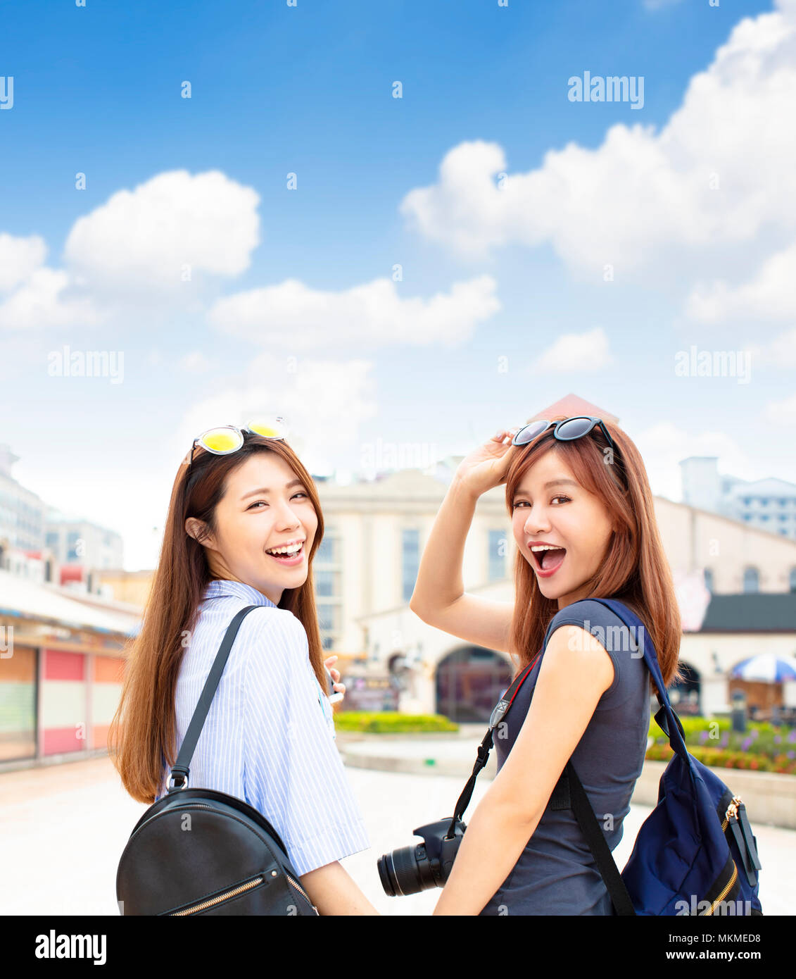 Deux jeunes filles s'amusant en vacances Banque D'Images