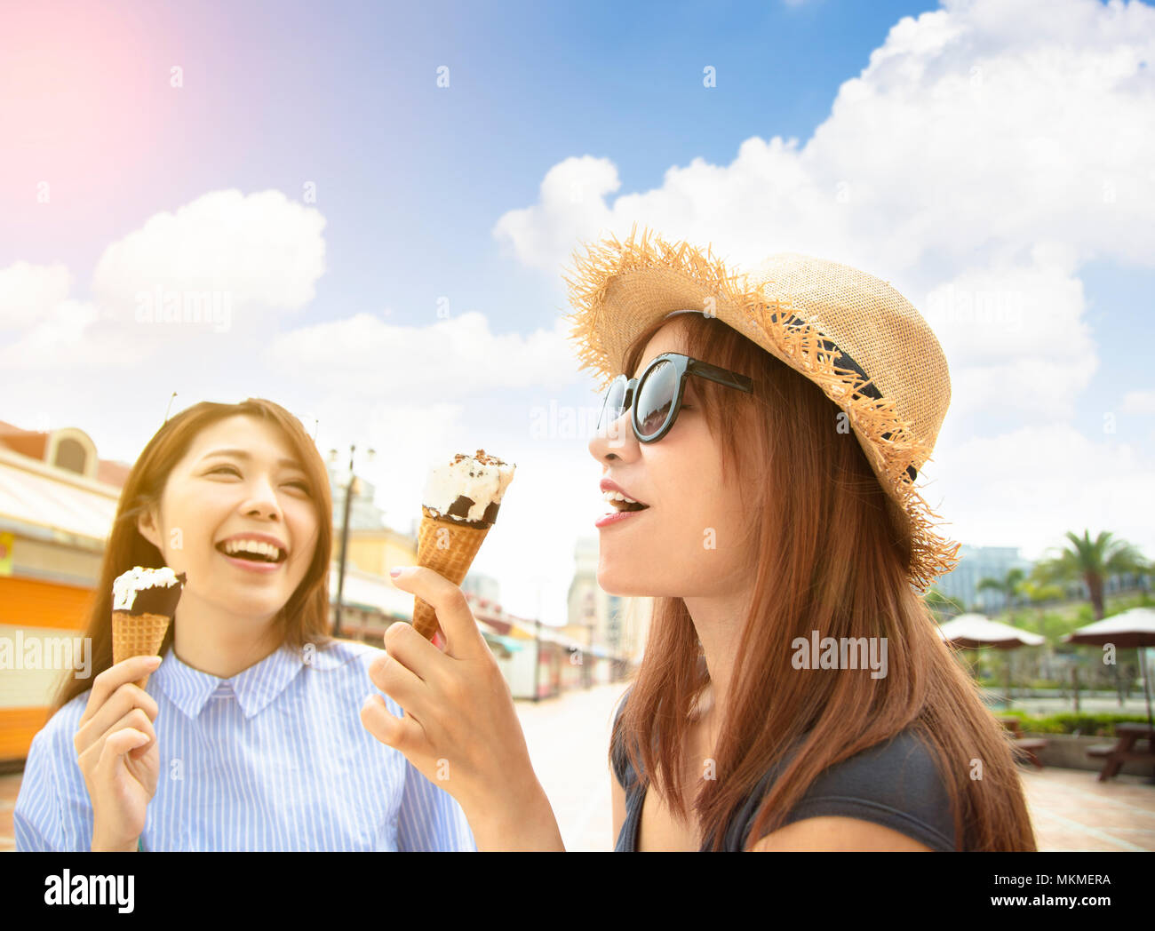 Heureux les filles jouissent de la crème glacée et les vacances d'été Banque D'Images