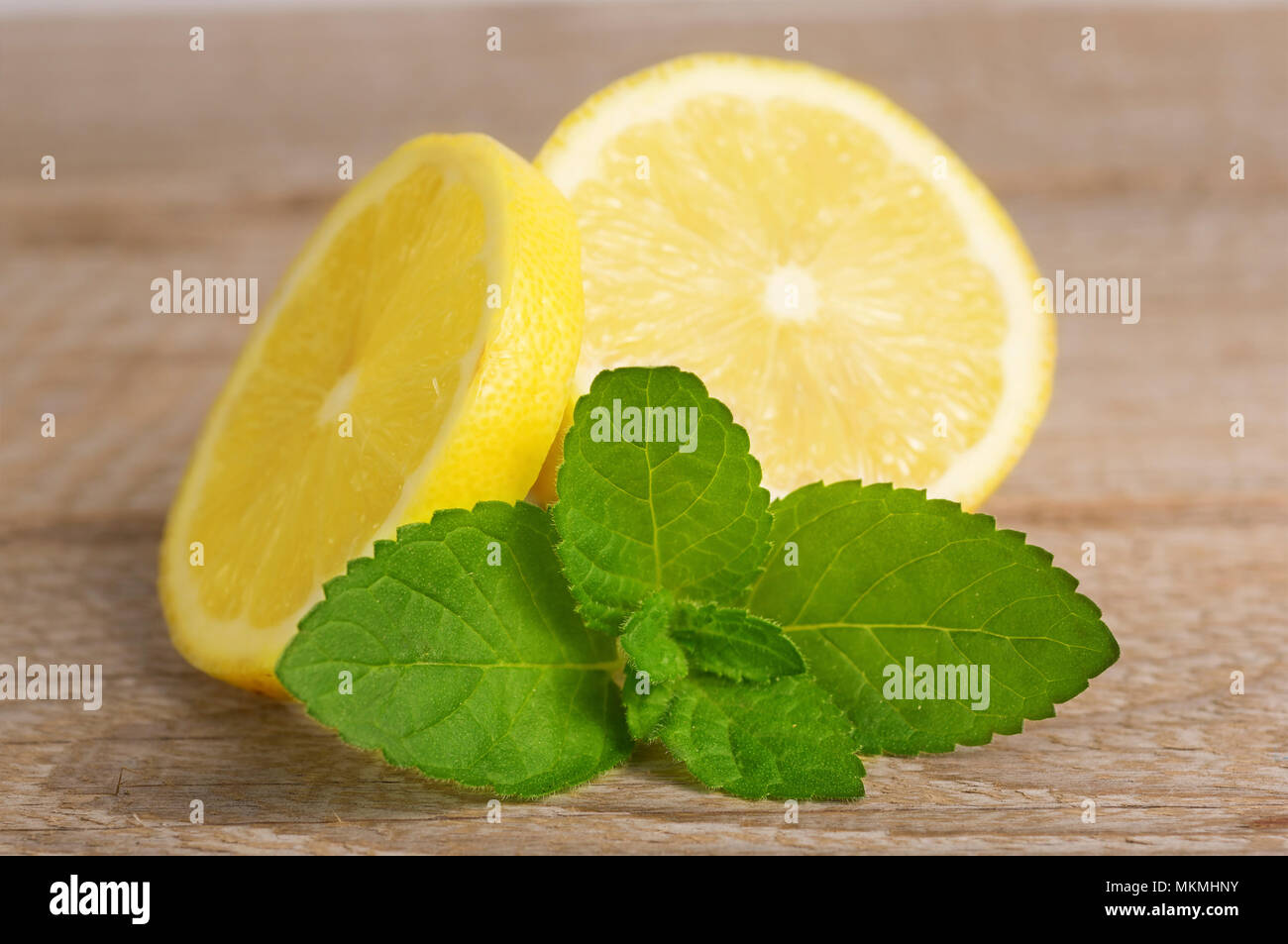 Les citrons et la menthe sur fond de bois Banque D'Images