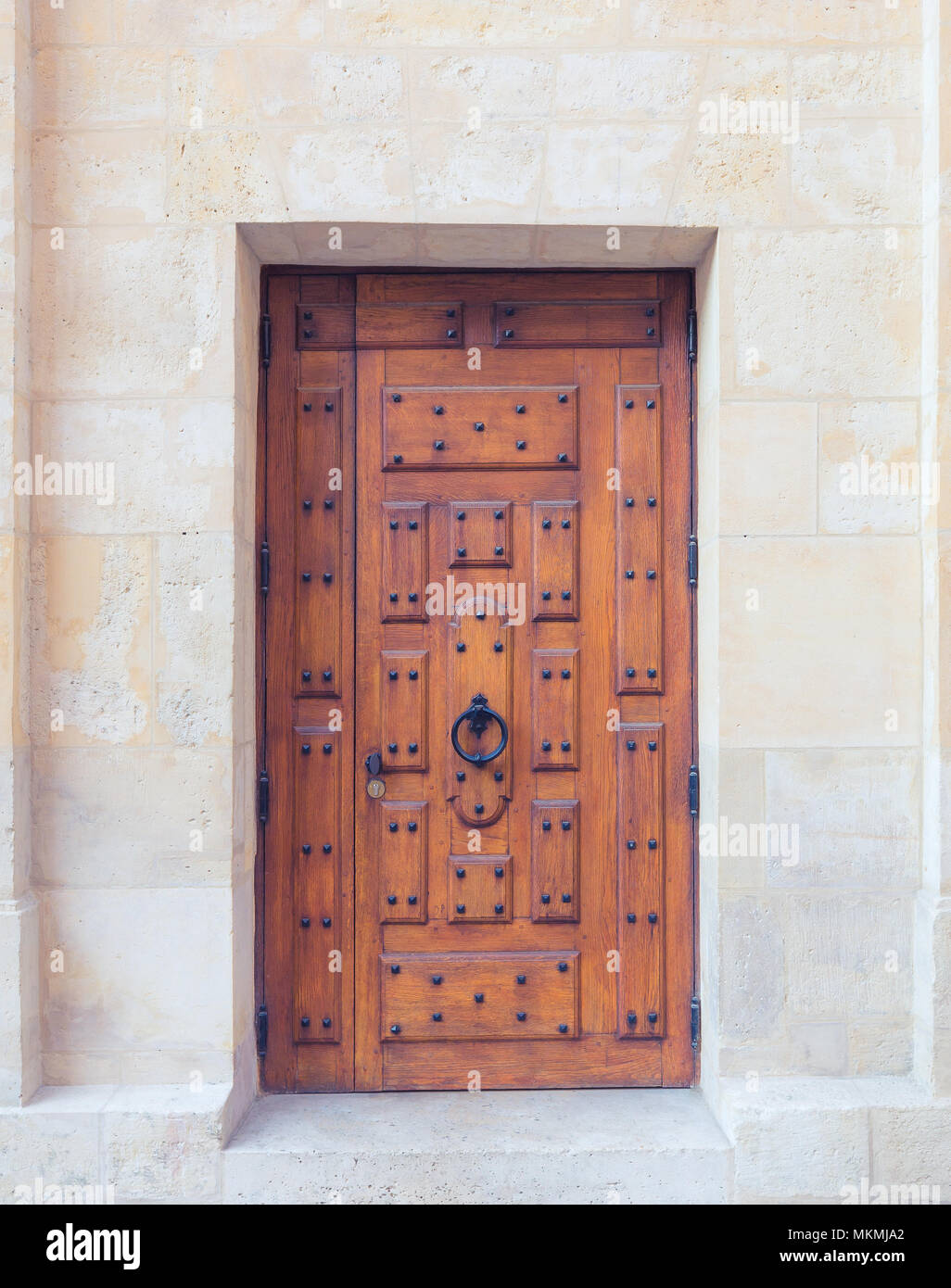 Vieille porte en bois en mur de briques Banque D'Images