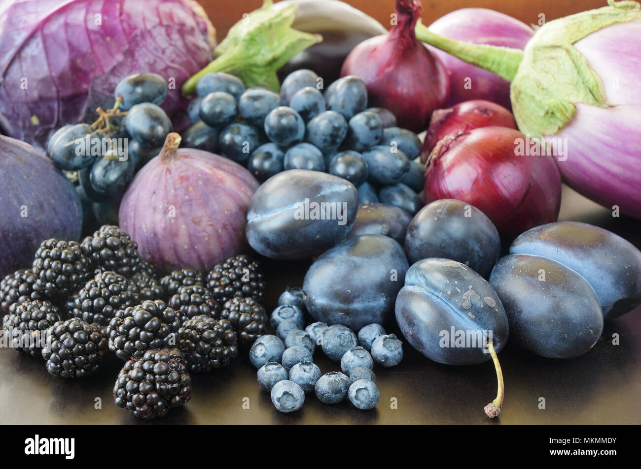 Bleu et violet de la nourriture. Les baies, les fruits et légumes sur un  fond noir Photo Stock - Alamy