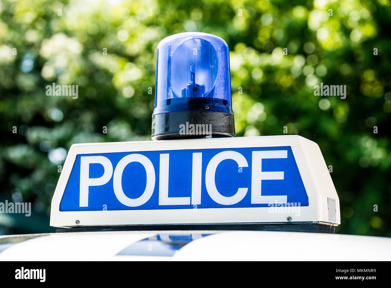 Signe de la police avec feux bleus sur le dessus d'un véhicule de patrouille. Banque D'Images