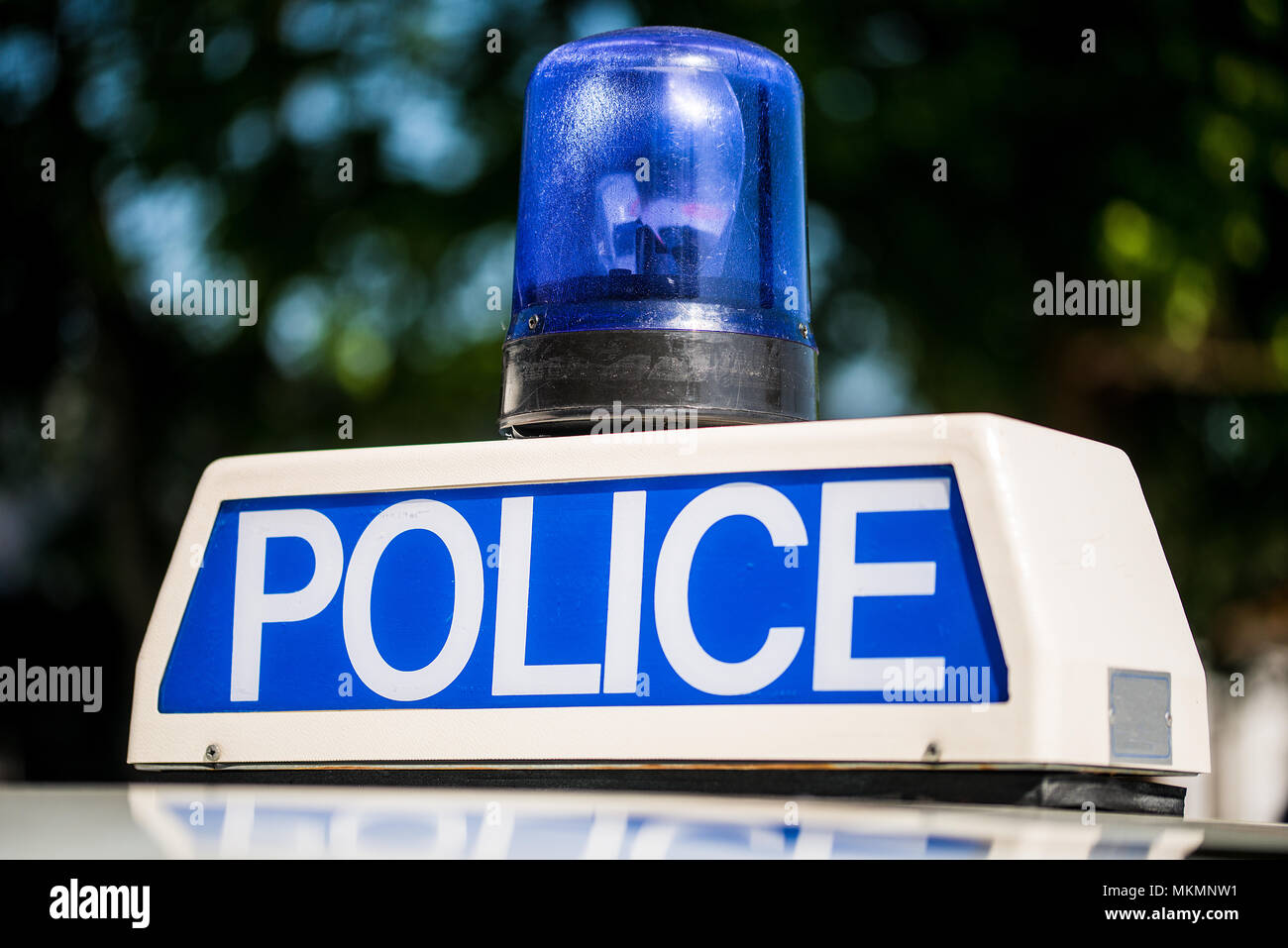 Signe de la police avec feux bleus sur le dessus d'un véhicule de patrouille. Banque D'Images