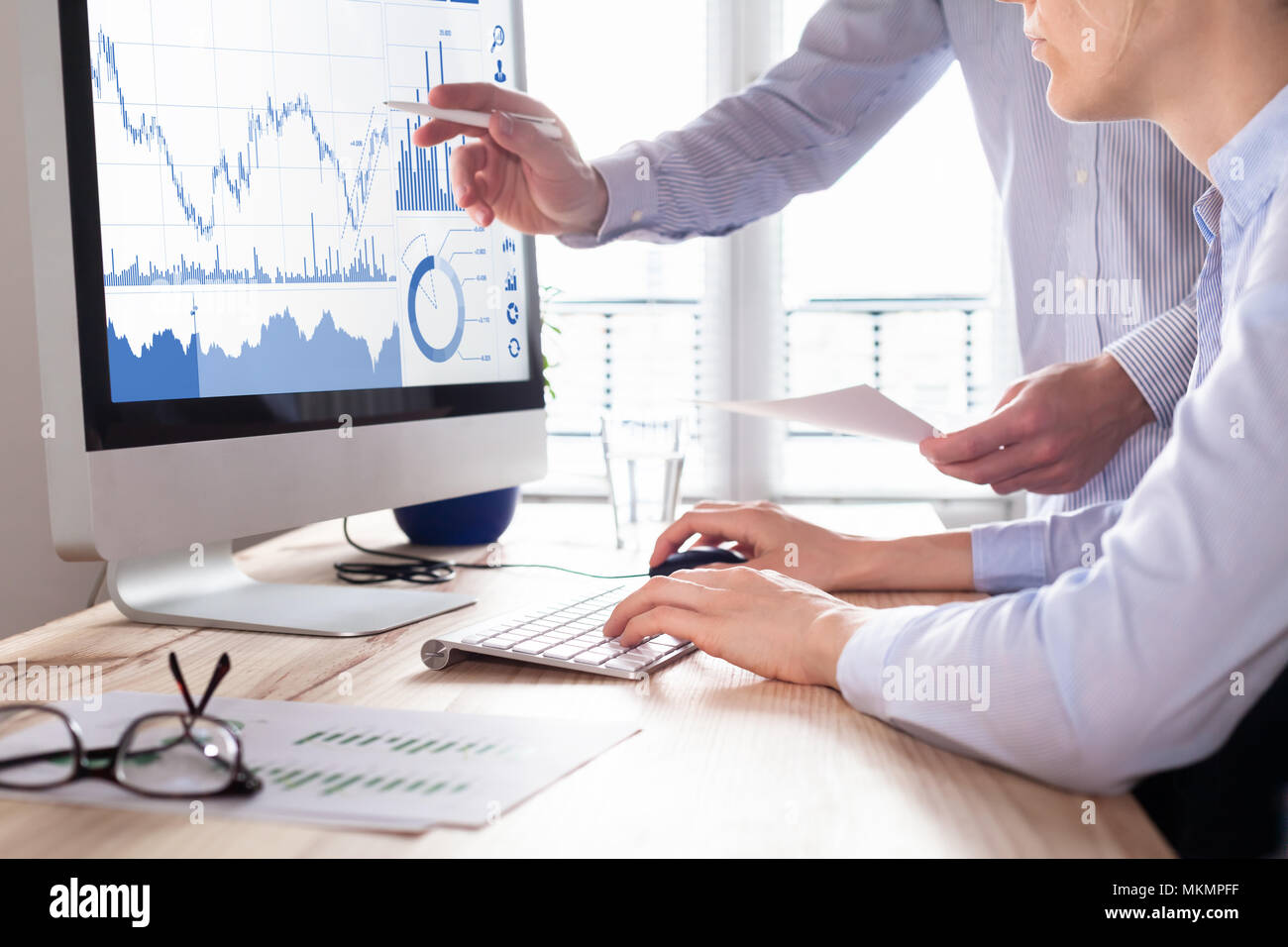 Traders discuter stratégie de trading pour le meilleur profit et le retour sur investissement (ROI) par l'analyse des marchés boursiers et des changes (Forex) cartes sur Banque D'Images