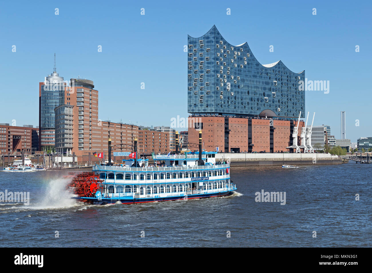 Bateau à vapeur à aubes Louisiane Star passant Elbe Philharmonic Hall, Harbour City, port, Hambourg, Allemagne Banque D'Images
