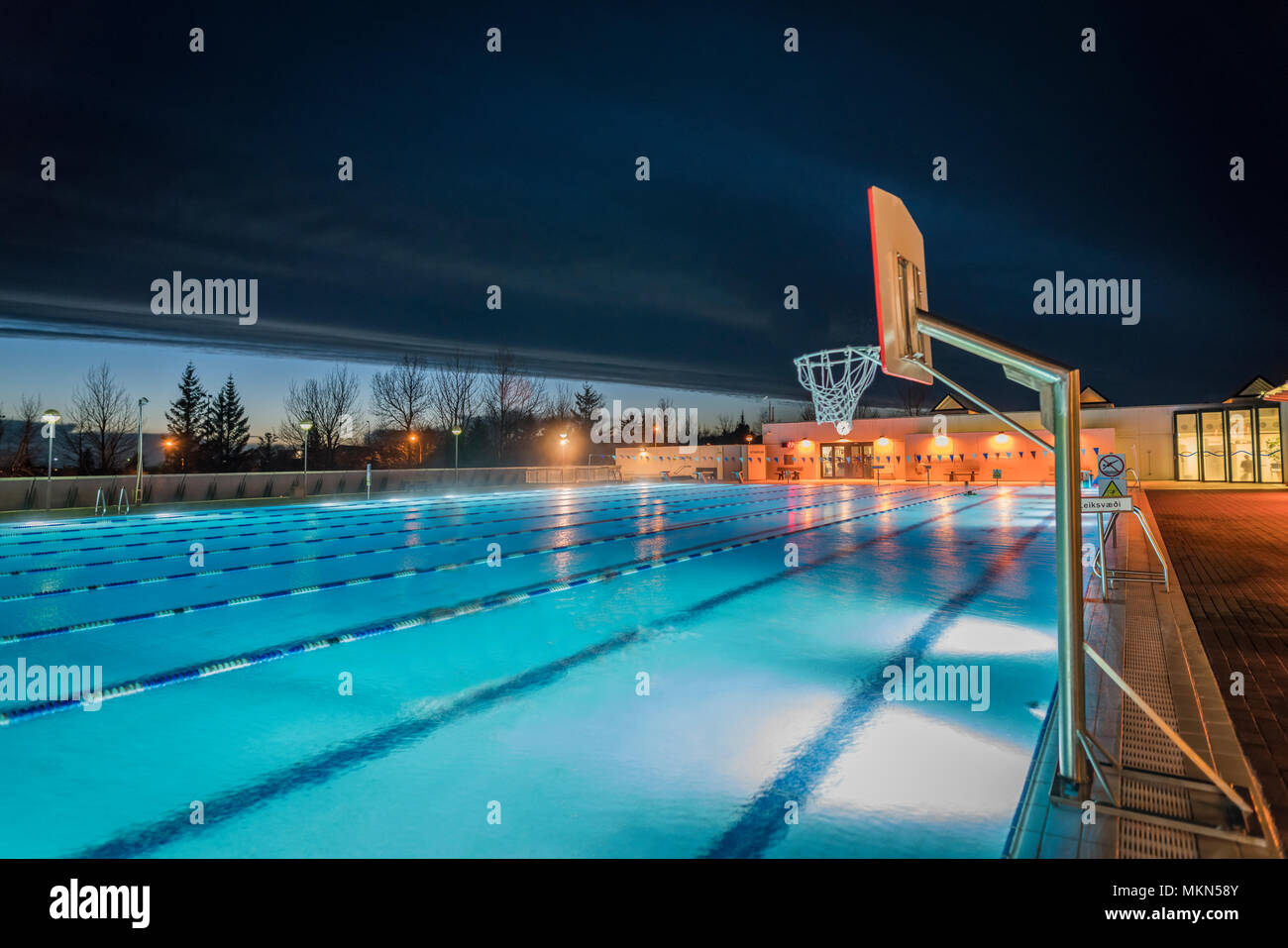 Piscine vide dans la soirée, l'Islande Banque D'Images