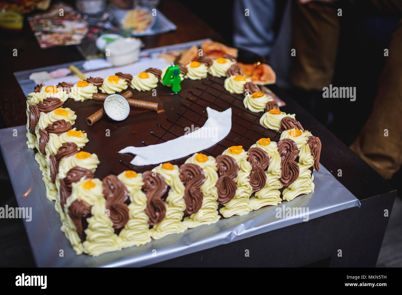 Anniversaire Gateaux Au Chocolat Avec Creme Un Lieu Pour Le Nom Photo Stock Alamy