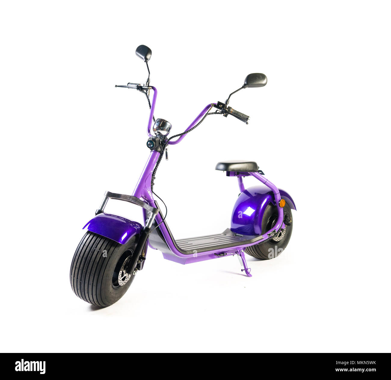 Close Up de vélo et Scooter véhicule électrique isolé sur fond blanc Banque D'Images
