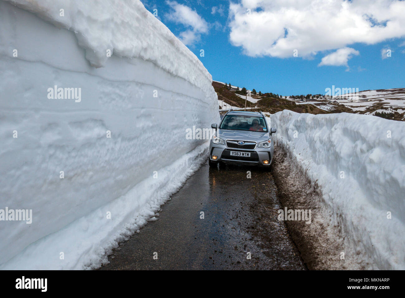 Subaru Forester 4 x 4 et des amoncellements de neige, la neige le Col de Pailheres, Ariège, Pyrénées, France Banque D'Images