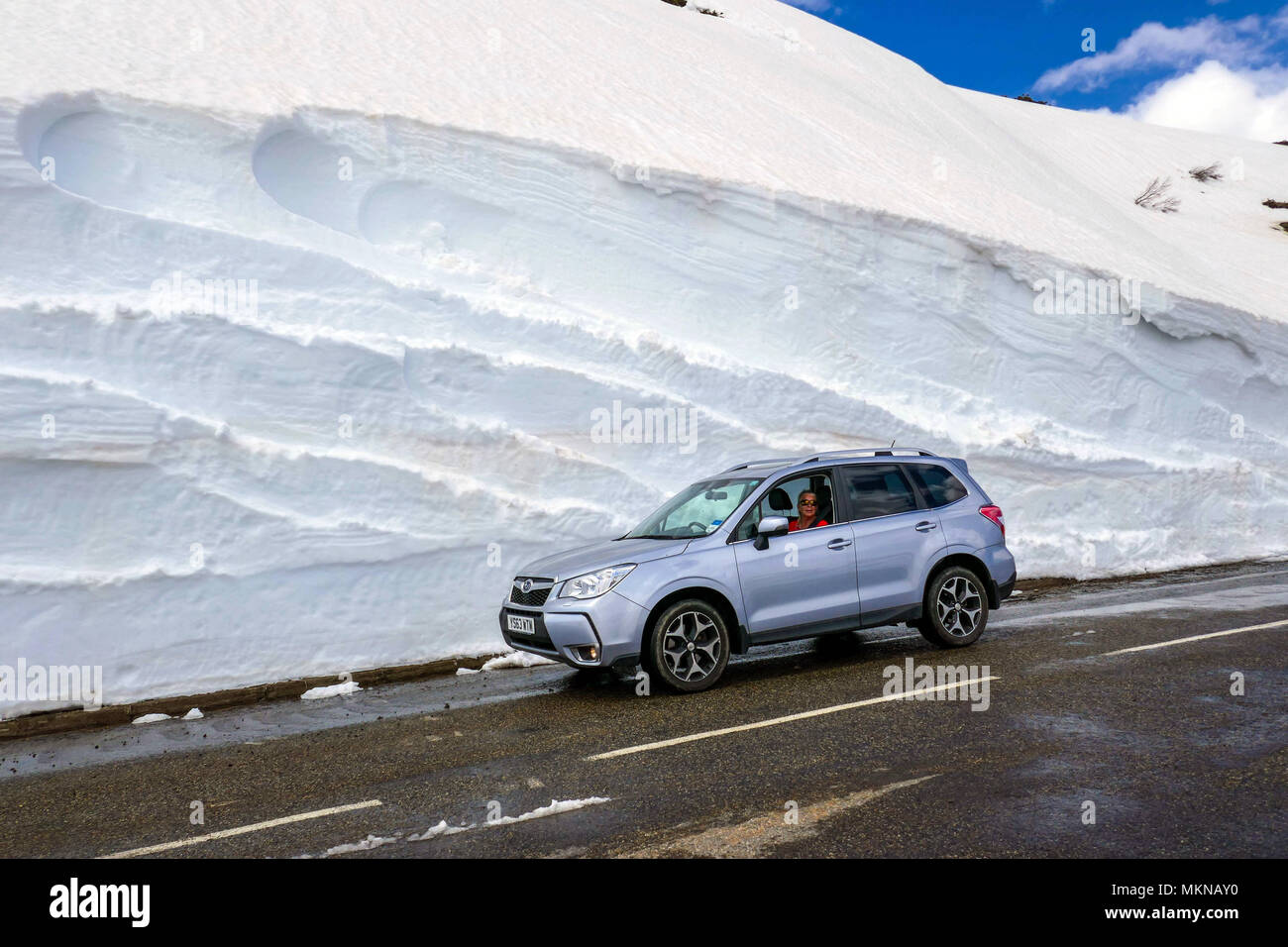 Subaru Forester 4 x 4 et des amoncellements de neige, la neige le Col de Pailheres, Ariège, Pyrénées, France Banque D'Images