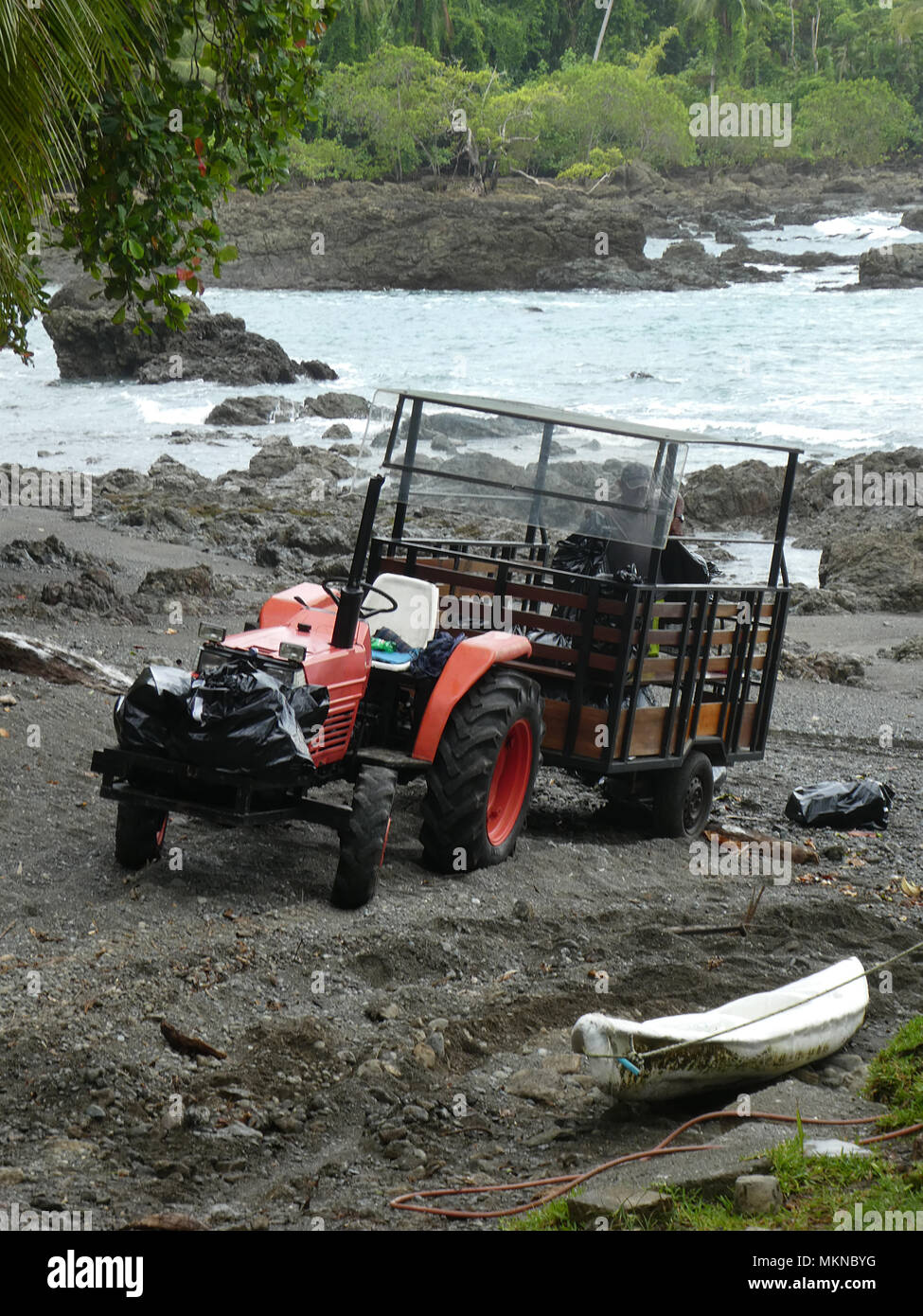 La prise du tracteur à l'hôtel des touristes après leur arrivée par la rivière, le Costa Rica en 2018. Banque D'Images