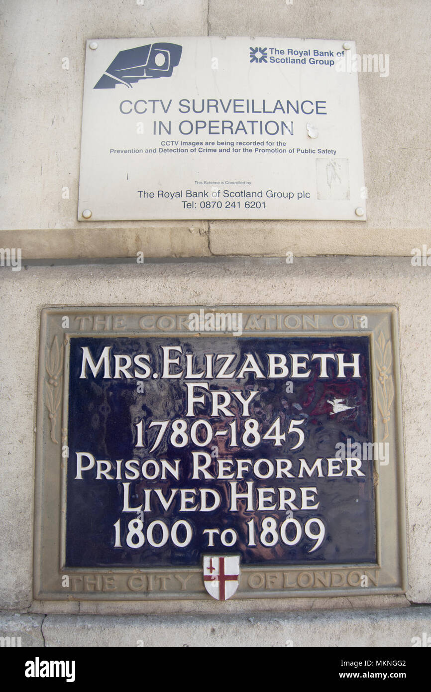 Ville de London blue plaque marquant le début des années 1800, la prison de la maison Elizabeth Fry réformateur avertissement signe ci-dessous de l'utilisation de vidéosurveillance Banque D'Images