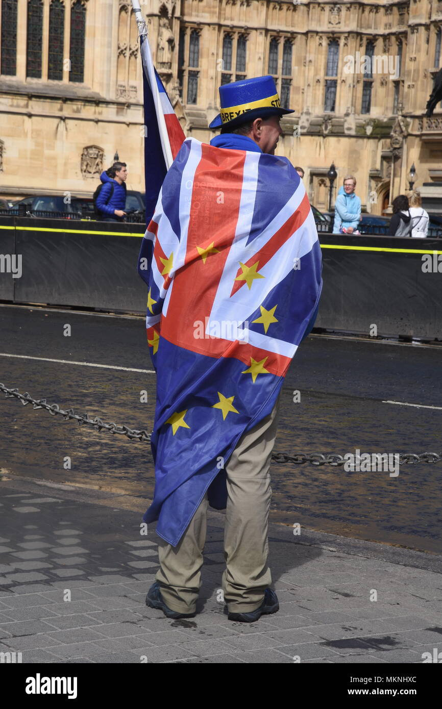 Steve Bray,Remainer enveloppé dans une Union Jack et Drapeau de l'UE manifestations devant des Chambres du Parlement à l'encontre du Royaume-Uni de quitter l'Union européenne,Londo Banque D'Images