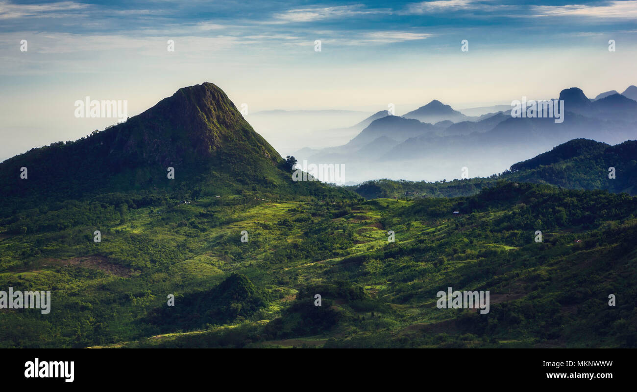 Belle couche de montagne dans le Matin calme Banque D'Images