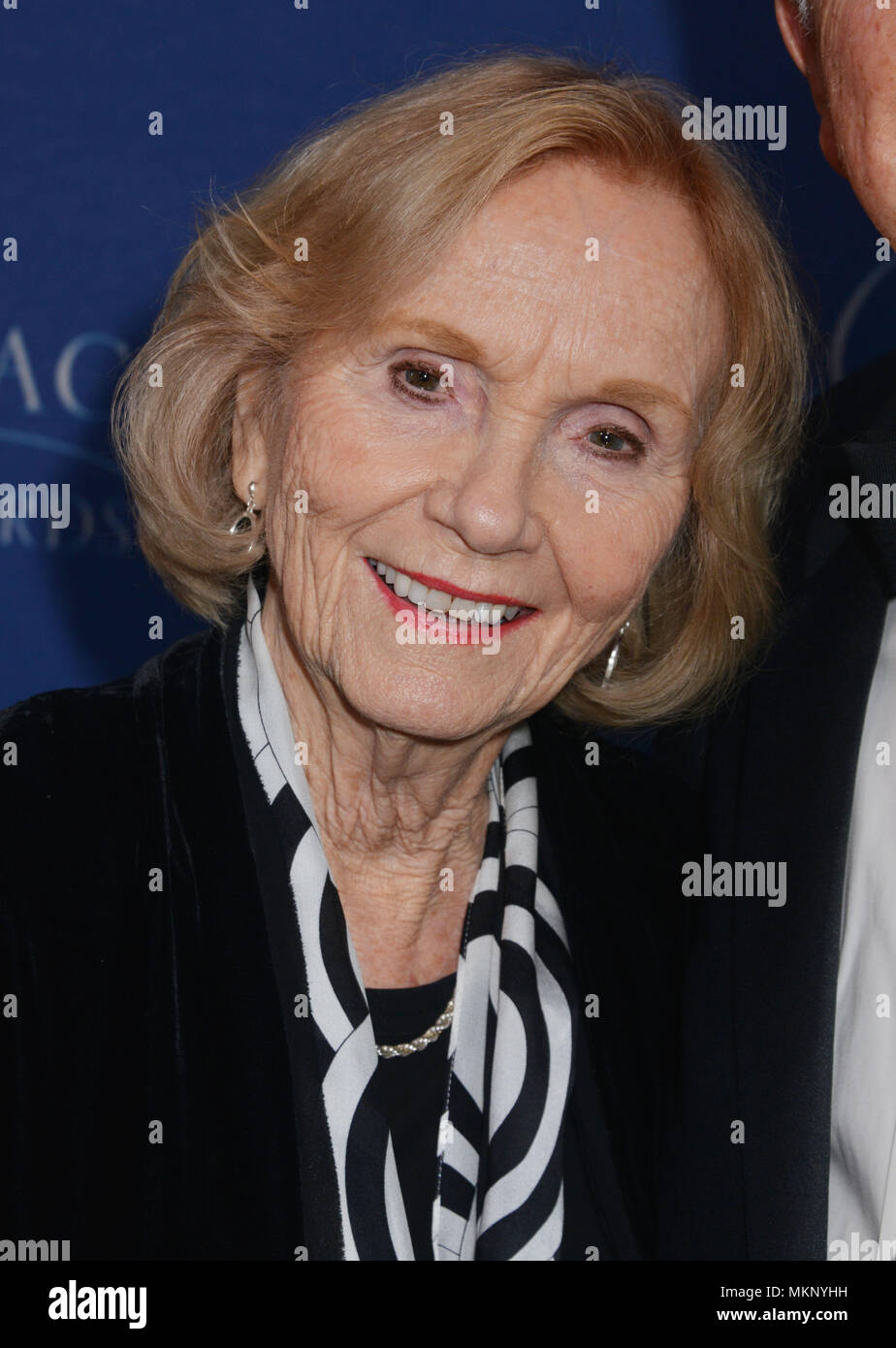 Eva Marie Saint au 2014 Princess Grace Awards Gala au Beverly Wilshire Hotel à Los Angeles.Eva Marie Saint Red Carpet Event, Vertical, USA, Cinéma, Célébrités, photographie, Bestof, Arts, Culture et divertissement, Célébrités Topix fashion / Vertical, Best of, événement dans la vie d'Hollywood, Californie - Tapis rouge et en backstage, USA, Cinéma, Célébrités, cinéma, télévision, Célébrités célébrités musique, photographie, Arts et culture, Bestof, divertissement, Topix headshot, vertical, une personne, à partir de l'an , 2014, enquête tsuni@Gamma-USA.com Banque D'Images