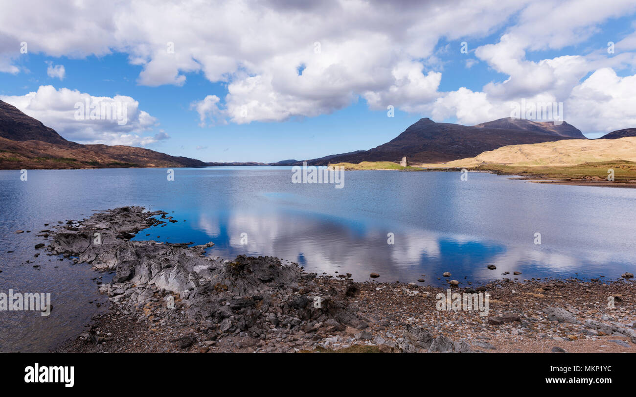 Loch Assynt dans le nord-ouest des Highlands d'Écosse près de Lochinver. Dans la distance est d'Ardvreck Castle et la montagne derrière est Quinag Banque D'Images