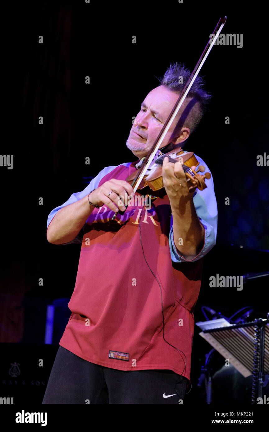 Nigel Kennedy joue du violon pendant son soundcheck au Cheltenham Jazz Festival, Cheltenham, UK. Le 3 mai 2018 Banque D'Images