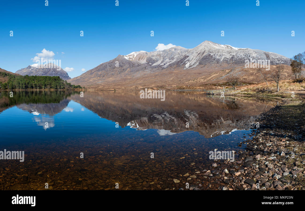 Highlands écossais Torridon Loch paysage Clair. Beinn Eighe avec quartzite Cambrien basal et sommet Liathach reflets dans le lac. Banque D'Images