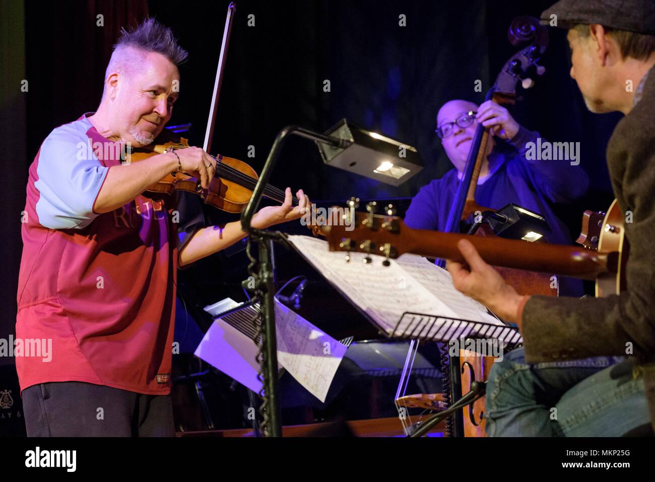 Nigel Kennedy joue du violon pendant son soundcheck au Cheltenham Jazz Festival, Cheltenham, UK. Le 3 mai 2018 Banque D'Images