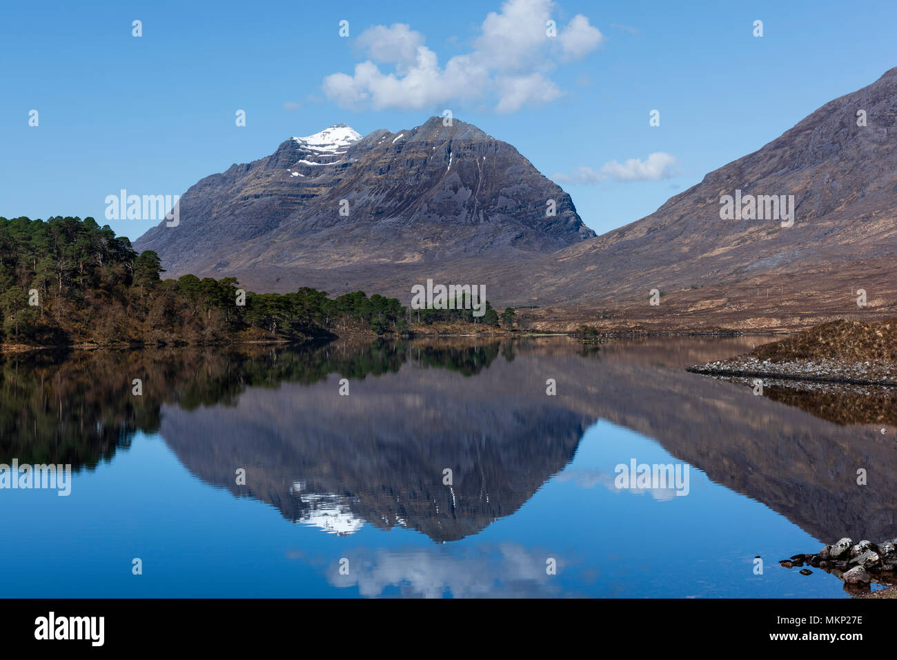 Highlands écossais Loch Torridon et Liathach paysage Clair reflets dans le lac Banque D'Images