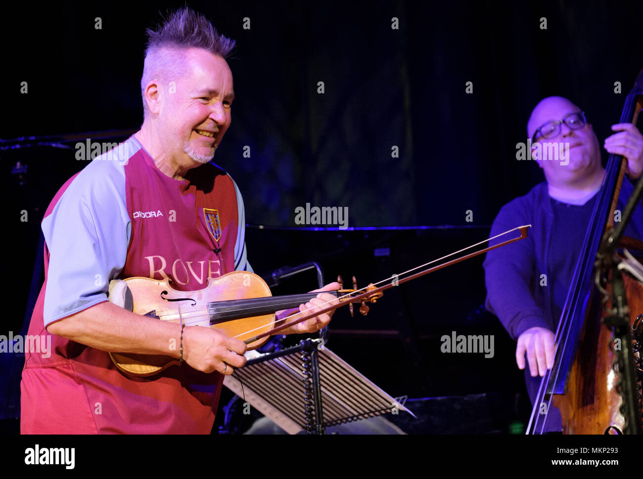 Nigel Kennedy joue du violon pendant son soundcheck au Cheltenham Jazz Festival, Cheltenham, UK. Le 3 mai 2018 Banque D'Images